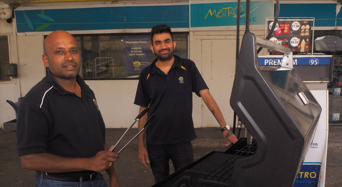 SNAGS FOR A GOOD CAUSE: Metro Perthville owner Sri Rangineni and store manager Shiva Kasturi. Photo: SAM BOLT