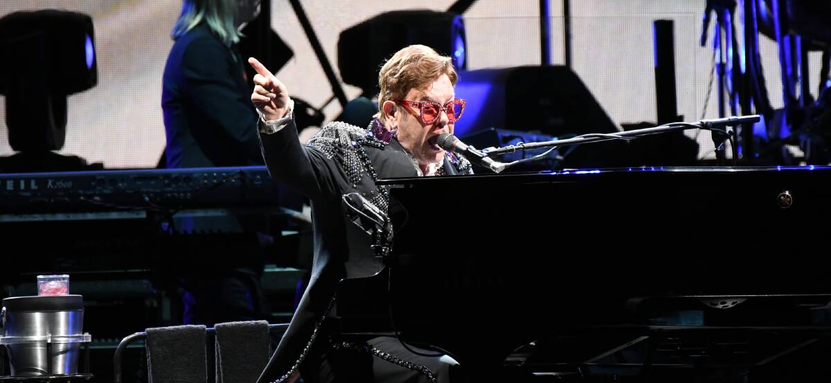 YOUR TURN: Sir Elton John leads Bathurst in a sing along of his iconic 1972 hit 'Tiny Dancer' on Wednesday night. Photo: CHRIS SEABROOK 012220celton21