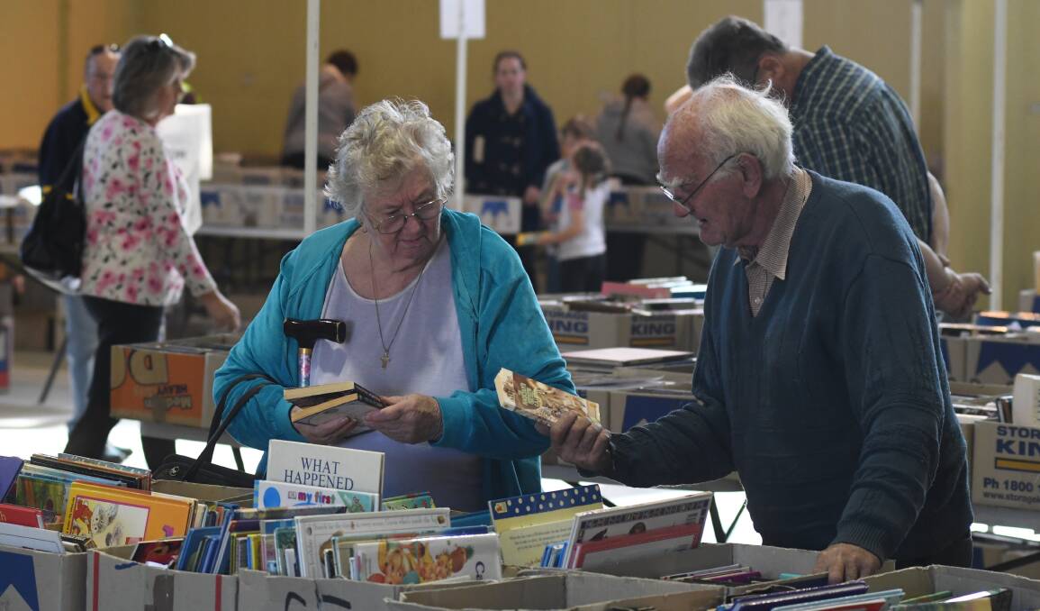 HELPING HAND: The weekend's book fair will go a long way in helping Lifeline Central West to help those in a crisis. Photo: CHRIS SEABROOK 052018cbooks1