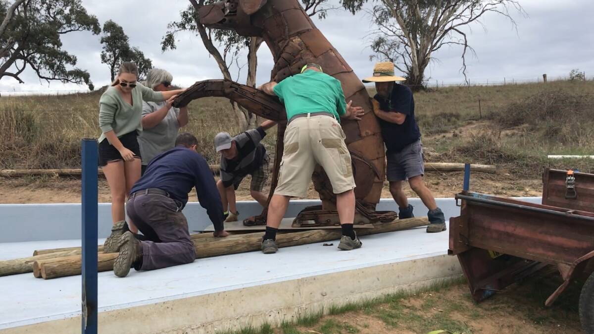 STANDING TALL: The Big Dog statue being installed at Dunkeld Park Pet Hotel. Photos: SUPPLIED