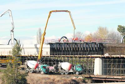 GOINGUP: The new  bridge on the Main Western Railway line over the Macquarie River is rapidly taking shape. 060210zbridge