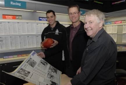 THREE DECADES OF MEMORIES: From left, Bathurst committee member Shaun Rowlands with past player Mick Sloane and Victoria Hotel’s Peter Heffernan. The club is holding a dinner to celebrate 30 years of AFL in Bathurst. Photo: PHILL MURRAY 062511pafl