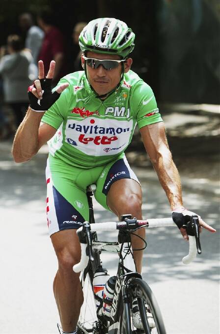 SPRINTING LEGEND:  Robbie McEwen holds up three fingers after winning his third consecutive Tour de France green points jersey. Next year Bathurst’s Mark Renshaw will be sprinting for stage wins of his own and McEwen believes he can make his presence felt. Photo: GETTY IMAGES 110711robbie3