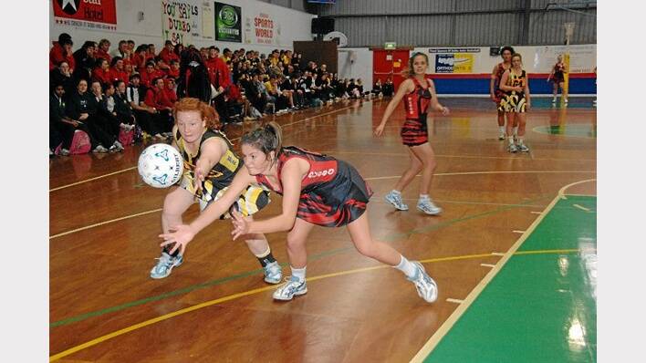 2010: Dubbo College’s Claire Bernasconi tries to outreach Orange High’s Mikayla Riley in the Astley cup netball match.